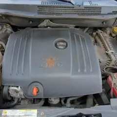 Silnik 2.0L CRD w Dodge Caliber. Widoczne zbiorniczki płynów i akumulator.