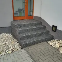 Kamienne schody z żywicy z otoczakami i kostką brukową.