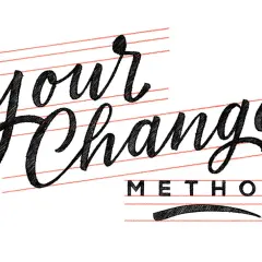 Texto caligráfico "Your Change Method" sobre líneas rojas. Aprende como hacer lettering con este estilo.