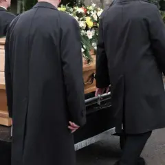 Co oznacza sen pogrzebu? Odkryj jego głębokie znaczenie i emocje