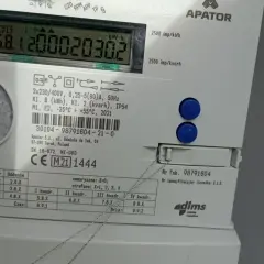Cyfrowy licznik energii elektrycznej APATOR. Na wyświetlaczu widoczne wskazanie licznika wt: 15.8.1.20002030.2 kWh.
