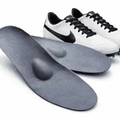 Zwei orthopädische fußball einlagen liegen vor einem Paar weißer Fußballschuhe mit schwarzen Schnürsenkeln und Swoosh-Logo.