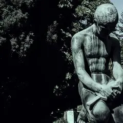 Z depresją do psychologa czy psychiatry - który wybór jest lepszy?