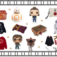 Kolekcja gadżetów dla nastolatków: torba Gryffindor, figurki BB-8, Eleven, R2-D2, Harry'ego Pottera, Demogorgona, kubek Dartha Vadera, książka o potworach, szalik i szata Hogwartu.