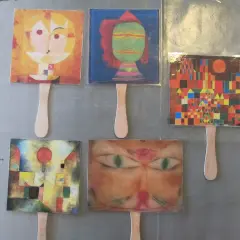 Marionetas con obras de Paul Klee para niños: rostros abstractos, un gato y un paisaje urbano colorido.