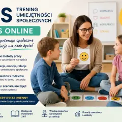 Nauczycielka pokazuje dzieciom kartę z uśmiechniętą buźką podczas zajęć TUS.