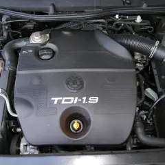 Silnik 1.9 TDI z widocznym logo Skoda. Widać elementy układu dolotowego i płyny eksploatacyjne.