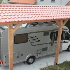 Un camping-car sous un abri simple et économique, parfait pour fabriquer un abris camping-car pas cher.