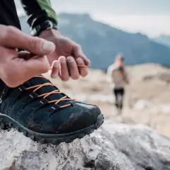Jak wiązać buty trekkingowe? 7 technik na komfort i bezpieczeństwo