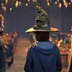 Trzej czarodzieje w Wielkiej Sali, jeden w Tiara Przydziału. Czekamy na polski dubbing Hogwarts Legacy!