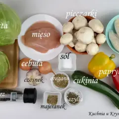 Kapusta, mięso, ryż, pieczarki, cebula, czosnek, papryka, cukinia, pieprz, sól, oregano, bazylia, majeranek – oto jakie przyprawy do gołąbków będą potrzebne.