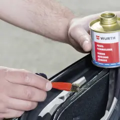 Applicazione di adesivo per guarnizioni con pennellino, utile per togliere adesivi moto o riparare parti in gomma.