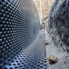 Schutzschicht mit Noppen wird angebracht, um eine Hohlkehle herzustellen.