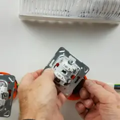 Montaż łącznika krzyżowego. Schemat instalacji elektrycznej z widocznymi przewodami i puszkami instalacyjnymi.
