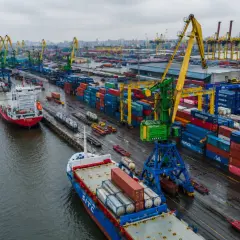 Port z dźwigami i kontenerami, gotowy do załadunku na statki. Dokumentacja celna, czyli morski list przewozowy, czeka na wypełnienie.