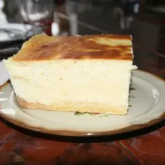 Idealny sernik na talerzyku. Chcesz wiedzieć, co zrobić, żeby sernik nie opadł? Ten wygląda perfekcyjnie!