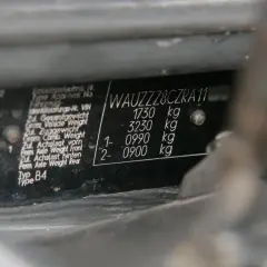 Tabliczka znamionowa z numerem VIN i danymi technicznymi pojazdu. Widoczny kod silnika po VIN: WAUZZZ8CZRA11.