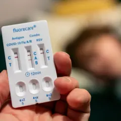 Wyniki testu combo: COVID-19, grypa A/B i RSV. Dwie kreski oznaczają pozytywny wynik.