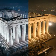 Partenon nocą, podzielony na dwie części: lewa strona z chłodnym, niebieskawym światłem i widokiem na nocne miasto, prawa z ciepłym, złotym blaskiem. Balans bieli podkreśla kontrast.