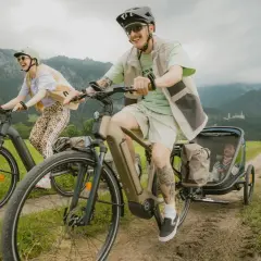 Rodzina na rowerach elektrycznych w górach. Ranking rowerów elektrycznych mógłby uwzględniać modele idealne na takie wyprawy.