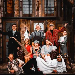 Aktorzy na scenie teatru. Widać ich radość i zaangażowanie, czego nie widać to kulisy, ale czuć magię tego kwadratu.