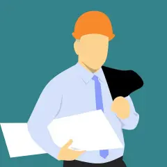 Inżynier w kasku, z teczką i marynarką na ramieniu, gotowy do pracy. Może reprezentować organy nadzoru budowlanego.