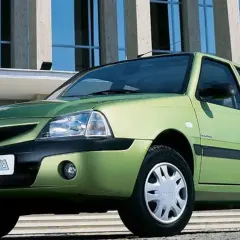 Szczęśliwa para obok zielonej Dacii Solenza.