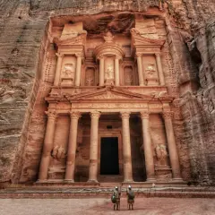 Skarbiec w Petrze, Jordania. Planując podróż, zastanów się, co zabrać do Jordanii, by podziwiać cuda natury i historii.