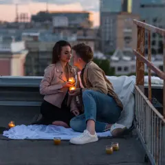 Para napisała mu, jak chce się z nim kochać, przy świecach na dachu.