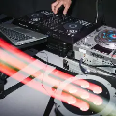 Ile kosztuje DJ na studniówkę? Sprawdź ceny i uniknij niespodzianek