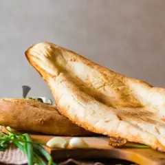 Dwa świeże, złociste bochenki chleba gruzińskiego, idealne do posiłku. Chleb gruziński kcal - pyszny i sycący.