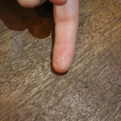 Doigt collé par de la glue. Voici comment enlever de la colle glue sur les doigts : tremper dans de l'eau savonneuse ou utiliser de l'huile.