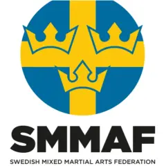 SMMMAF: Svenska Mixed Martial Arts Federation. Logotypen visar Sveriges flagga med tre kronor, symbolen för svensk fcr mma.