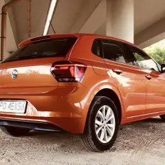 Pomarańczowy Volkswagen Polo, widok z tyłu. Poznaj polo dane techniczne tego miejskiego auta.