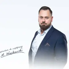 Mężczyzna w garniturze, podpis "M. Więckowski zapraszam do współpracy".