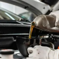Wlewanie oleju do silnika. Pytanie: jaki olej do Hyundai Tucson 1.6 benzyna?