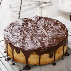Pyszny tort z polewą czekoladową, która pokazuje, jak rozpuścić czekoladę, by uzyskać taki efekt.