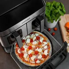 Gotowa do pieczenia pizza w air fryerze. Pyszna, domowa pizza z pomidorami i mozzarellą w zasięgu ręki dzięki nowoczesnemu urządzeniu.