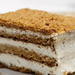 Tranche de gâteau à la crème et aux miettes de biscuit.
