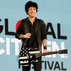 Green Day wokalista Billie Joe Armstrong z gitarą w amerykańskie barwy na scenie Global Citizen Festival.