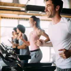 Uomini e donne corrono sui tapis roulant in palestra. Ashvamap a cosa serve? A migliorare la resistenza e la forma fisica.