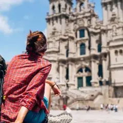 Peregrino con mochila, listo para el Camino de Santiago. La pregunta es: que mochila llevar al camino de santiago.