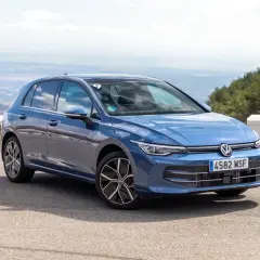 Golf 1.5 TSI azul aparcado en un mirador con vistas a un valle.