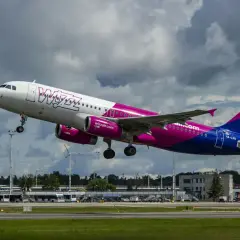 Samolot Wizz Air startuje. Jeśli chcesz jak zmienić lot Wizzair, sprawdź stronę przewoźnika.