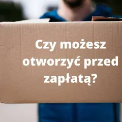 Kurier trzyma paczkę z napisem "Czy możesz otworzyć przed zapłatą?". Dyskutujemy, czy wysyłka za pobraniem jest bezpieczna.