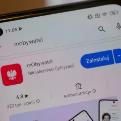 Aplikacja mObywatel na telefonie. Można tu załatwić sprawy urzędowe, a także przechowywać dokumenty, np. potwierdzające status studenta.