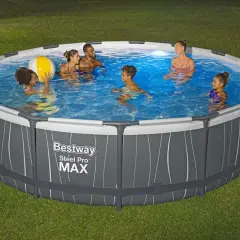 Rodzina pluska się w okrągłym basenie naziemnym Bestway Steel Pro MAX na trawniku.