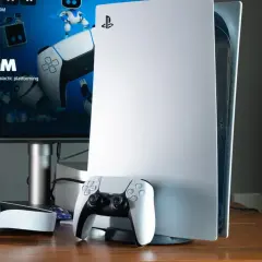 Konsola PS5 z kontrolerem i słuchawkami. Wiedza to potęga PS5, a gry takie jak Astro's Playroom otwierają drzwi do nowych światów.