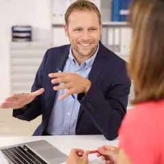 Czym się różni coaching od mentoringu? Kluczowe różnice i wskazówki