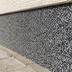 Nowoczesny marmolit na elewacji, w odcieniach czerni i bieli, tworzy ciekawy wzór.